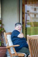 Femme assise dans le jardin