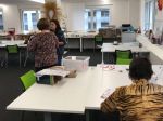 Trois personnes travaillent dans un atelier