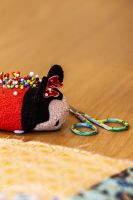 Stecknadeln und Schere