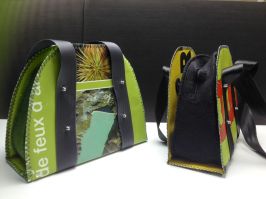 Taschen auf einem Tisch