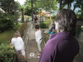 Femmes jouant au mini-golf