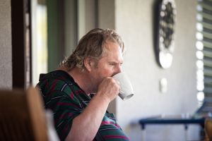 Person trinkt Kaffee 