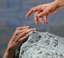 Une main qui se tend vers une autre main