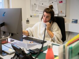 Femme au bureau au téléphone
